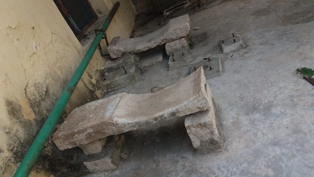  Stone bed used to relax after bathing.